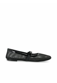 Bailarinas de malla negras con una correa de charol brillante, con punta afilada y diseño minimalista. Superficie texturizada con patrones sutiles.