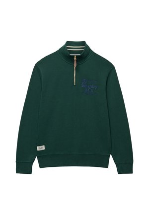 Donkergroene trui met lange mouwen en een halve rits bij de kraag, blauw geborduurd "Superdry & Co" logo op de borst en een klein stoffen label bij de zoom.