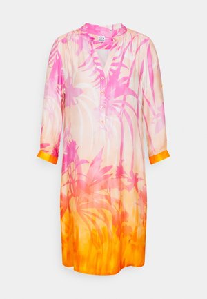 Vestido largo y ligero con estampado floral tropical en rosa y naranja, mangas de tres cuartos, parte delantera con botones y puños de las mangas naranjas.