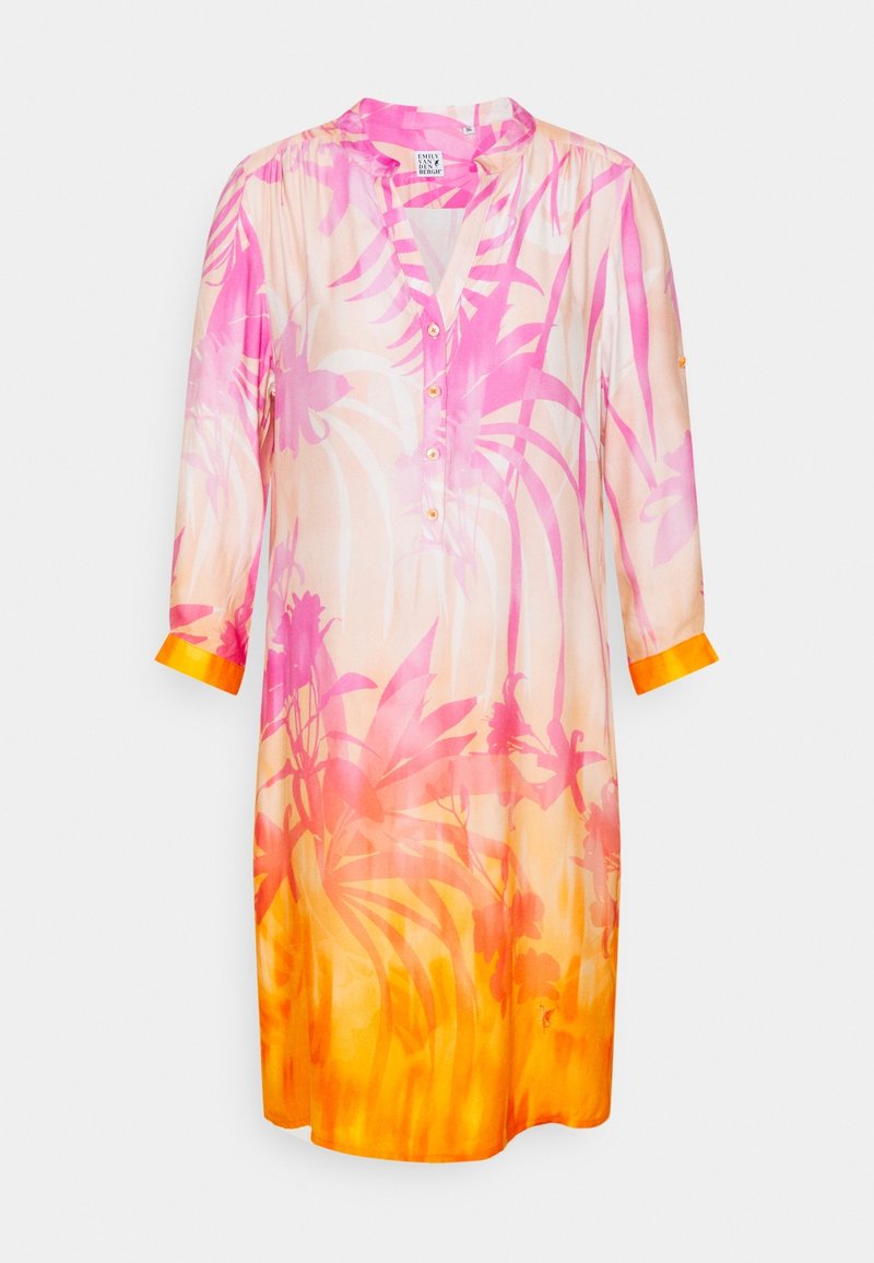 Robe longue légère avec motif floral tropical rose et orange, manches trois-quarts, devant boutonné et poignets orange.