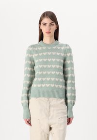 Mintgroene gebreide trui met een herhalend wit hartpatroon, ronde hals, geribbelde zoom en lange mouwen met een lichte pofdetail.