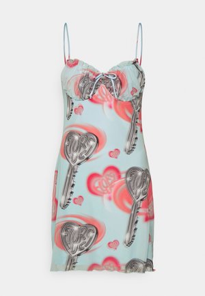 O rochie mini fără mâneci de un albastru deschis, cu un model de chei și inimi în nuanțe de gri și roz, având un decolteu plisat și bretele ajustabile.