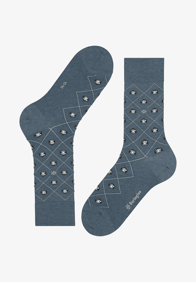 Blaue Socken mit einem Rautenmuster und kleinen Symbolen. Hergestellt aus Strickstoff, mit einer glatten Textur und einem kontrastierenden weißen Umrandungsdesign.