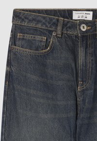 Jeans in denim blu scuro con design a cinque tasche, caratterizzati da cuciture in contrasto color crema e chiusura con bottone in metallo. L'etichetta recita "Terranova Jeans".