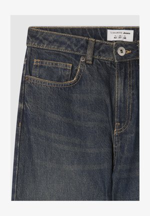 Jeans in denim blu scuro con design a cinque tasche, caratterizzati da cuciture in contrasto color crema e chiusura con bottone in metallo. L'etichetta recita "Terranova Jeans".