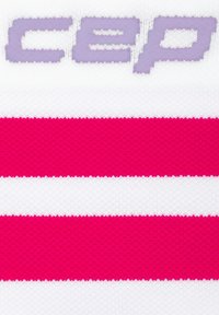 Calze a compressione con un motivo di strisce bianche e rosa, con un logo "cep" viola lavorato nel tessuto. Texture liscia.