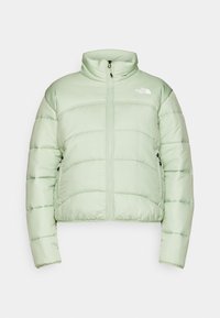 Padded, krótka kurtka w jasnym zielonym kolorze z wysokim kołnierzem, zamkiem błyskawicznym z przodu oraz dwoma kieszeniami po bokach. Posiada logo na górnej lewej stronie.