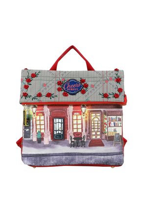 Rugzak met rode handvatten, bloemige borduursels en een bedrukte voorkant met een café, tafels, stoelen, lampen en een krijtbord.