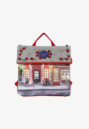 Mochila con asas rojas, bordado floral y una fachada impresa de un café con mesas, sillas, lámparas y un cartel de pizarra.