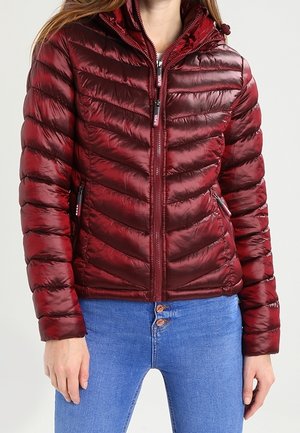Veste matelassée rouge avec une fermeture éclair à l'avant et une capuche. Fabriquée en matériau brillant, avec des poches latérales et des poignets élastiques.