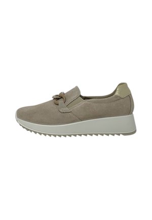 Sneaker slip-on in camoscio taupe con suola platform bianca, pannelli laterali elasticizzati e dettaglio decorativo in metallo e catena di pelle sulla parte superiore.