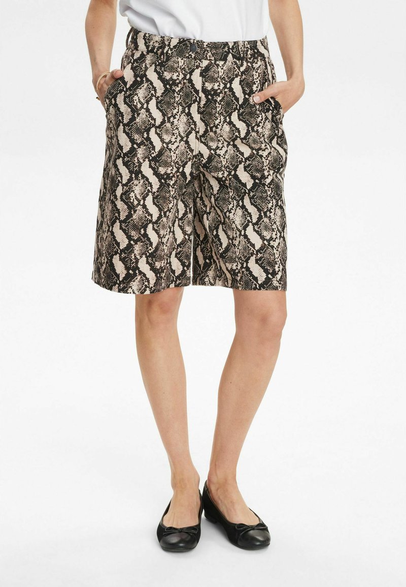 Zwarte en beige slangenprint shorts met een relaxed fit, voorzien van zijzakken en een knoopsluiting bij de tailleband.