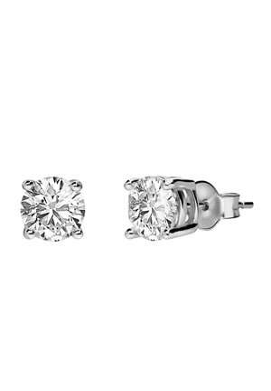 Paire de boucles d'oreilles clous en diamant rond serties en or blanc à quatre griffes avec fermoirs poussette sur fond blanc.