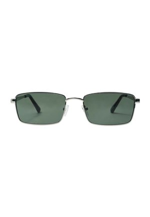 Verres rectangulaires teintés vert foncé avec fines montures métalliques argentées et plaquettes de nez, présentés sur fond blanc.