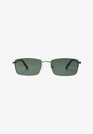 Verres rectangulaires teintés vert foncé avec fines montures métalliques argentées et plaquettes de nez, présentés sur fond blanc.