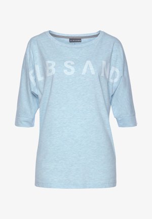 T-shirt bleu clair à manches courtes en tissu doux, avec une grande inscription blanche « ELBSAND » sur le devant. Encolure arrondie.