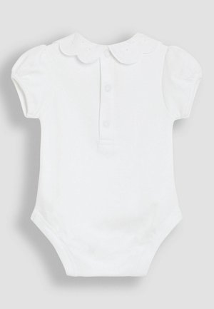 Valge puuvillane beebikeel lühikeste puffvarrukatega, ümmarguse kaelusega, millel on piludetailid, ning nupukinnitused seljal ja all.