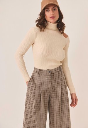 DETALLE DE CUT OUT EN LOS HOMBROS - Jersey de punto - plateado