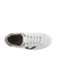 Baskets blanches avec fermeture à lacets, présentant un accent en imprimé léopard marron texturé au niveau du talon et un logo sur la semelle intérieure. Surface lisse.
