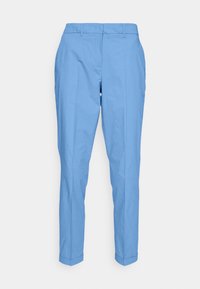 Pantalon bleu clair à jambes droites avec passants de ceinture et plis sur le devant, présenté sur un fond blanc uni.