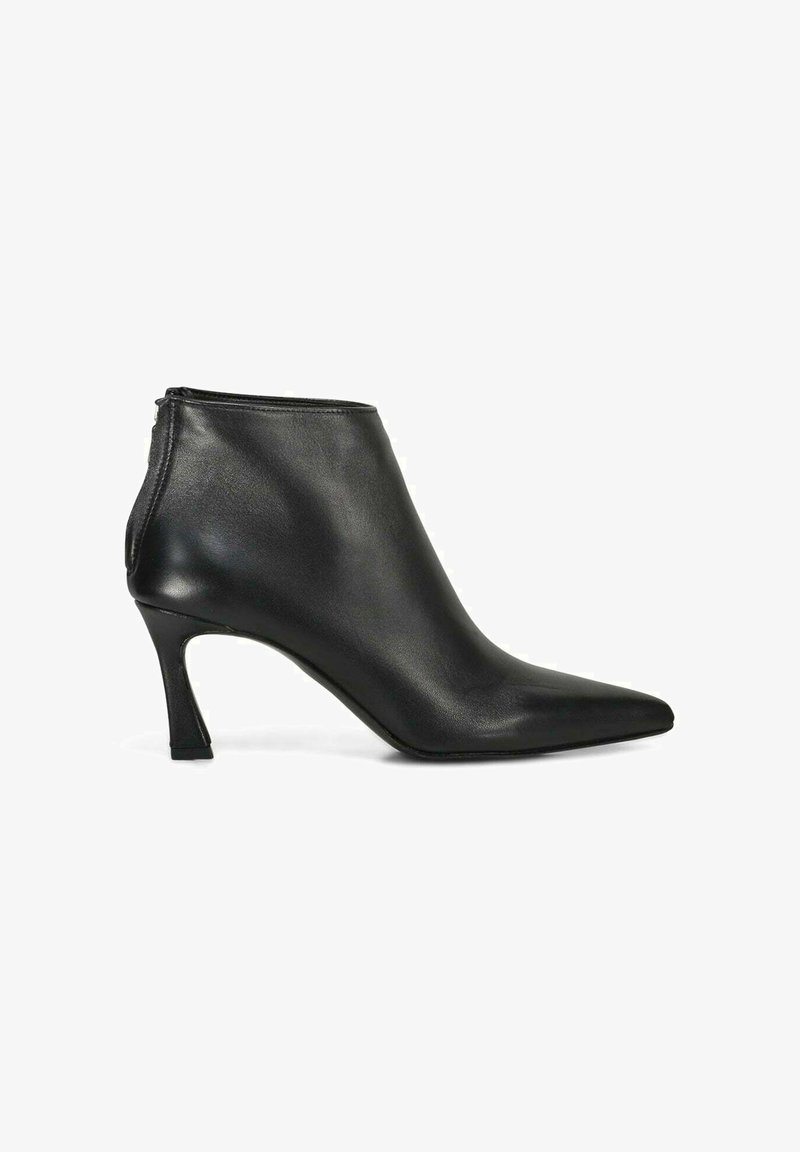 Stivale alla caviglia in pelle nera con punta a punta, design elegante e tacco a stiletto di media altezza. Presenta una zip laterale per la chiusura.