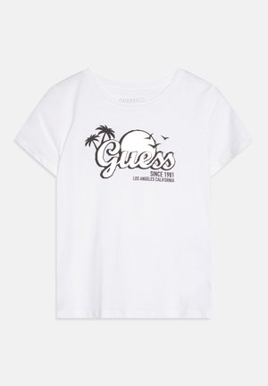 Hvid t-shirt med kortærmer med "Guess"-logo, palmer, fugle og teksten "Since 1981 Los Angeles California" i sort på forsiden.
