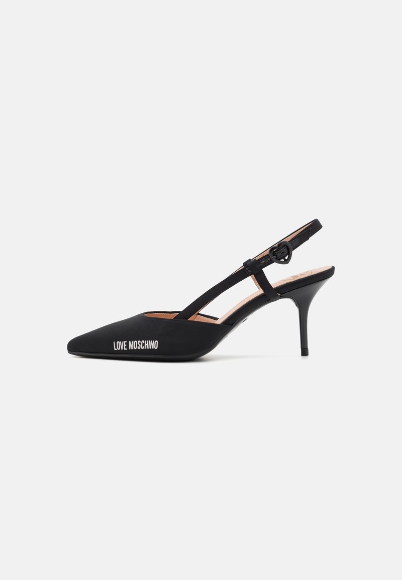 Chaussure à talon haut slingback noire avec bout pointu et logo "Love Moschino" sur le côté extérieur avant.
