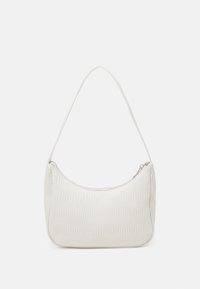 Biała torebka na ramię z sztucznej skóry o gładkiej, teksturowanej powierzchni, wyprofilowanym kształcie i zamknięciu na zamek. Posiada pojedynczy regulowany pasek.