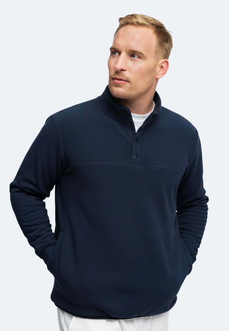 Pullover in pile della Marina con colletto alto, patta a tre bottoni, maniche lunghe e tasche laterali. Tessuto strutturato, design informale.