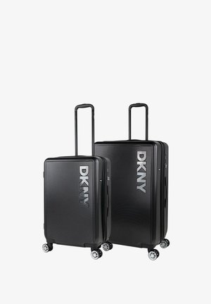 Conjunto de maletas rígidas negras con superficie texturizada, que presenta un gran logo de DKNY, asas retráctiles y cuatro ruedas para facilitar la movilidad.