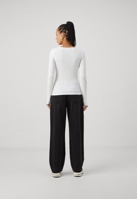 Abercrombie & Fitch ICON HENLEY - Maglietta a manica lunga - white