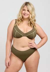 Olivgrön bikiniuppsättning med en strukturerad BH med vit kant och högmidjade trosor, tillverkad av ett mjukt, stretchigt material.