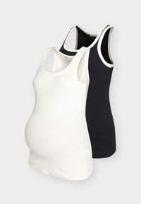 Λευκά και μαύρα αμάνικα τοπ εγκυμοσύνης με ριμπ ύφασμα, τοποθετημένα δίπλα-δίπλα σε απλό φωτεινό φόντο.