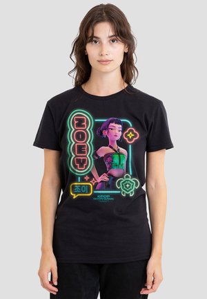 NETFLIX, KPOP DEMON HUNTERS ZOEY GLOWING LIGHTS - Print T-shirt - black