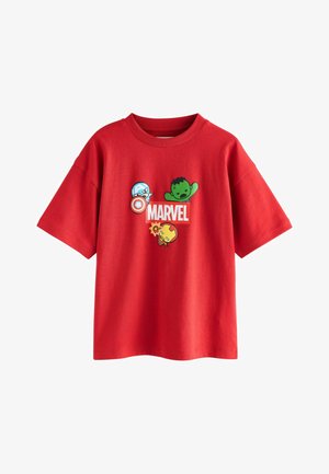 Rotes Baumwoll-T-Shirt mit Marvel-Charakteren: einem Schild, Hulk und Iron Man. Kurze Ärmel, Rundhalsausschnitt und glatte Textur.