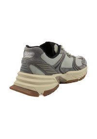 Graue Sneakers aus einer Mischung aus Mesh- und Wildledermaterialien, mit einer klobigen Sohle, strukturierten Akzenten und der Zahl "1966" auf der Ferse geprägt.