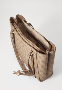 Tote bag van lichtbruin stof met een in elkaar grijpend patroon, met gouden hardware, twee compartimenten en een afneembare schouderband.