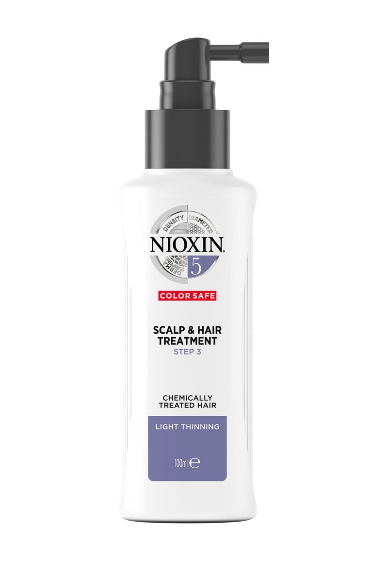Nioxin hår- och hårbottensbehandling i en vit flaska med en svart pump. Innehåller steg 3 och etiketter för kemiskt behandlat hår; 100 ml volym.