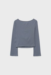 Krótka koszula z długim rękawem w stonowanym niebiesko-szarym kolorze z szerokim okrągłym dekoltem, wyłożona na płasko na jasnoszarym tle.