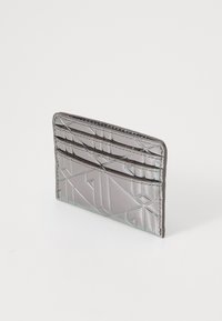 Portacarte in argento metallizzato con motivo geometrico in rilievo, numerosi slot, superficie liscia e bordi cuciti, che presenta un design elegante.