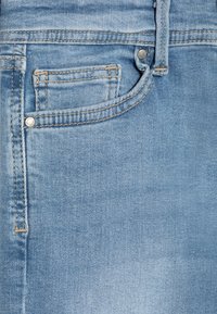 Ljusblå denimjeans med klassisk design med fem fickor, kontrastsömmar, metallbeslag och en mjuk textur.