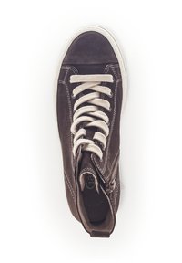 Bruine suede high-top sneaker met beige veters, witte rubberen zool en een zijritsdetail. Heeft contrasterende stiksels en een ronde neus.