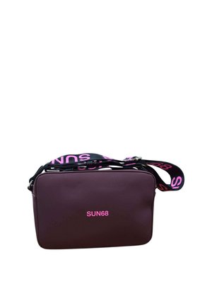 Rektangulær mørkelilla crossbodytaske med lyserødt "SUN68"-logo og sort justerbar rem med gentagende lyserød "SUN"-tekst.