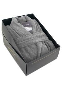 Grauer Fleece-Bademantel präsentiert in einer schwarzen Schachtel. Verfügt über eine strukturierte Oberfläche, einen gebundenen Gürtel und ein auf der Vorderseite des Bademantels sichtbares Etikett.