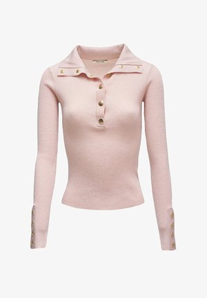 Top rosa claro de manga larga con costillas, con botones dorados en la tapeta frontal, puños y cuello, con diseño de cuello doblado.