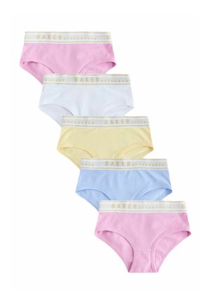 Pięć par damskich majtek w pastelowych kolorach: różowym, białym, żółtym, niebieskim i różowym, każda z białym paskiem w pasie z napisem "BAKER by TED BAKER."