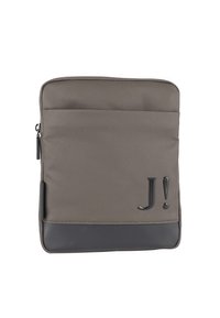 Šedý měkký látkový obal na tablet s černým koženým spodkem, přední kapsou, zipem na straně a černým logem "J!" na přední dolní pravé straně.