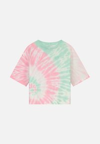 T-shirt met korte mouwen in tie-dye in roze en mintgroen, met een grafisch ontwerp in het wit. Gemaakt van zachte katoen met een relaxte pasvorm.