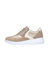 Beige suède sneaker met witte accenten en een zijdelingse rits. Heeft een textuurafwerking en een gewatteerde zool voor comfort.