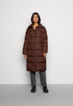 Parka matelassée marron avec fermeture éclair sur le devant, grand col et poches latérales. Elle a un design long et droit et est fabriquée en tissu lisse et durable.